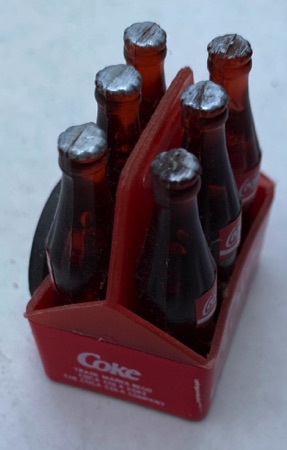 9396-1 € 4,00 coca cola magneet 6 flesjes in een kratje.jpeg